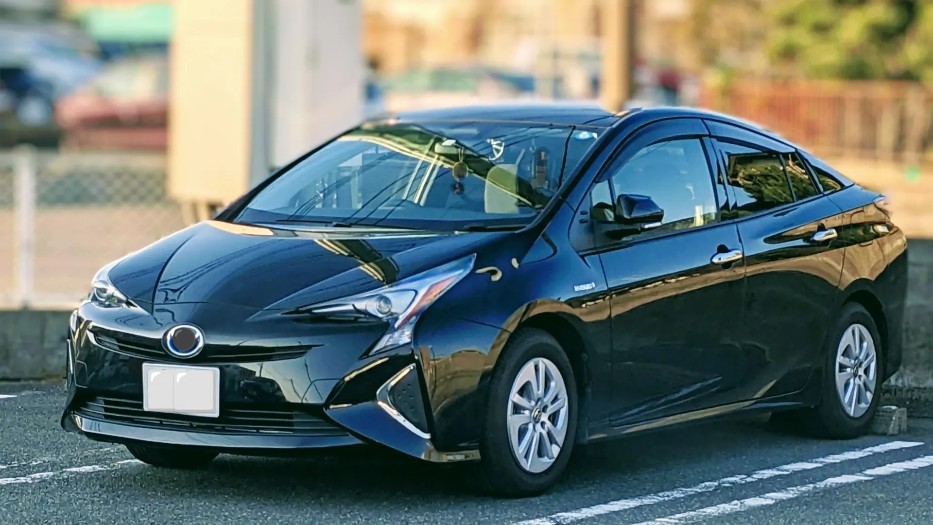 プリウスのタイヤサイズを徹底解説！グレード別比較と交換のポイントも  