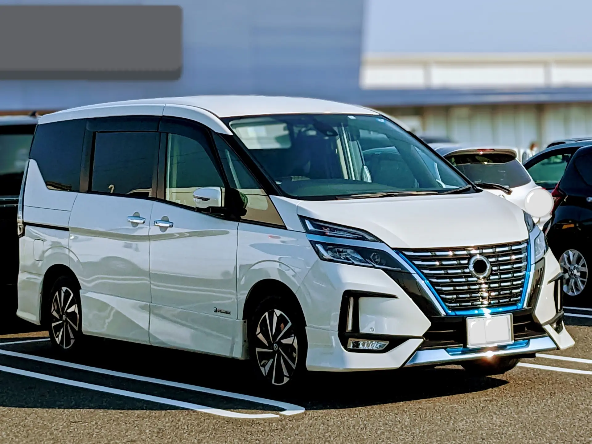 セレナのタイヤサイズは？交換費用から選び方まで解説！｜高品質タイヤ 